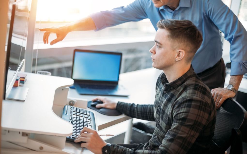 Als nieuwe medewerkers goed worden ingewerkt, voelen ze zich eerder thuis binnen een bedrijf, stelt organisatiestrateeg Kirsten de Roo. beeld iStock