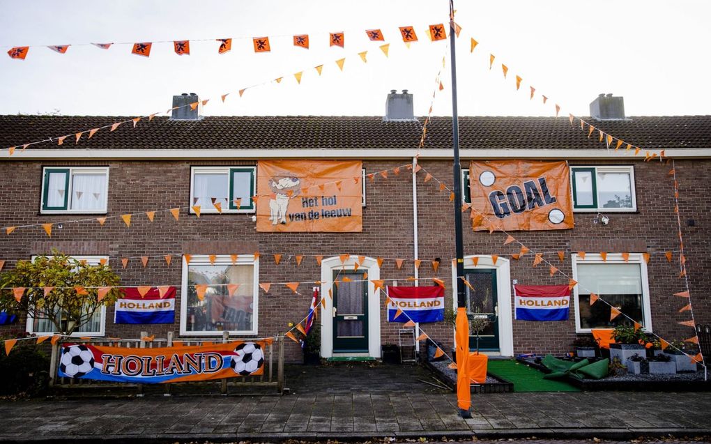 Oranje versieringen in een straat in Apeldoorn. beeld ANP, Sem van der Wal