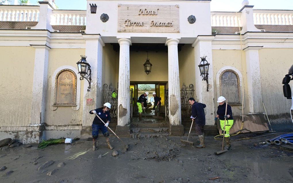 Op het eiland Ischia wordt opgeruimd na de aardverschuiving. beeld EPA, Ciro Fusco