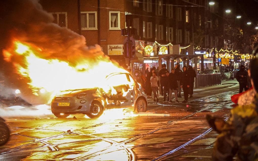 Een brandende auto op het Mercatorplein in Amsterdam. beeld ANP/NIEUWSFOTO.NL