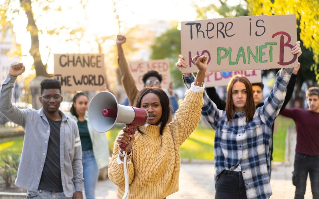 „Jongeren worden voortdurend geconfronteerd met: klimaatcrisis, stikstofcrisis, asielcrisis, wooncrisis, koopkrachtcrisis.” beeld iStock