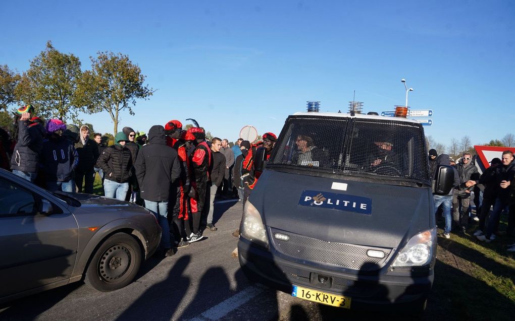 „Er waren de nodige dienders opgetrommeld om Sint veilig Staphorst binnen te loodsen.” beeld Persbureau Meter