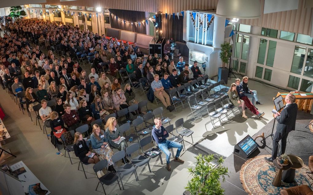 Ruim 400 jongeren bezoeken zaterdag in Ede een jongerenavond (+16) van de HHJO. beeld Niek Stam