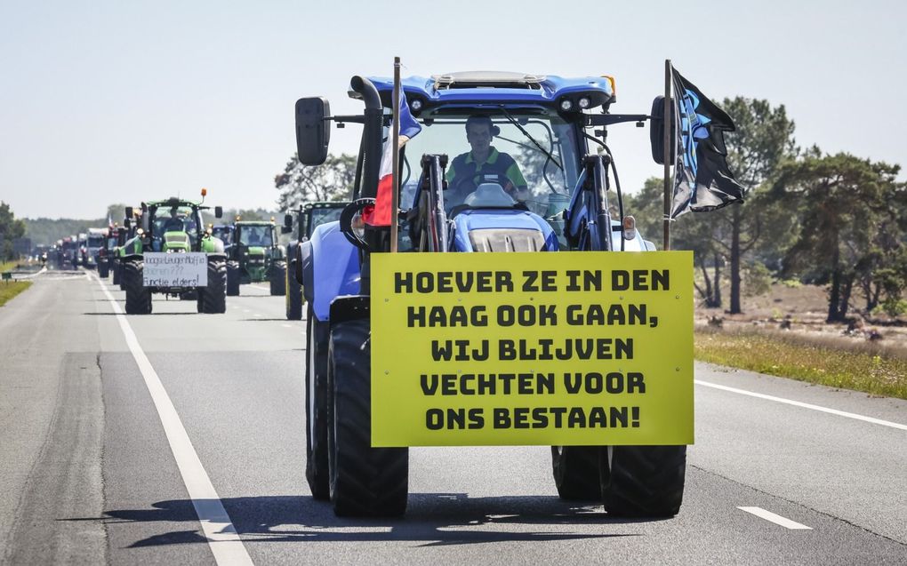 Tractoren op de snelweg A1 tijdens een boerenprotest in Stroe. beeld ANP, VINCENT JANNINK