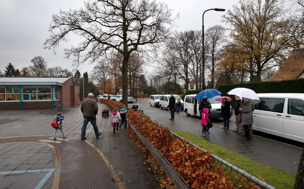 Taxibusjes voor vervoer van leerlingen voor speciaal onderwijs, in Apeldoorn. beeld RD, Anton Dommerholt