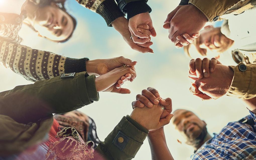 „Ieder mens heeft behoefte aan relaties. Bij de schepping heeft God het Zelf gezegd: „Het is niet goed, dat de mens alleen zij”. (Genesis 2:18)” beeld Getty Images