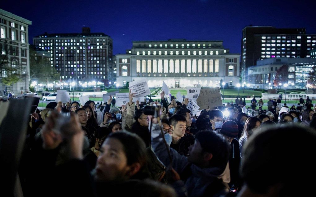 Demonstratie tegen het Chinese zerocovidbeleid buiten Columbia University in New York, maandag. beeld AFP, Kena Betancur