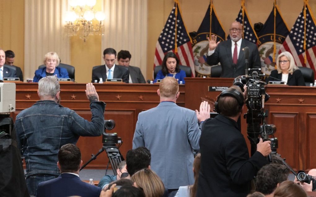 Commissievoorzitter Rep. Bennie Thompson beëdigt voormalig Oath Keepers woordvoerder Jason Van Tatenhove en Stephen Ayres. beeld AFP, Oliver Contreras