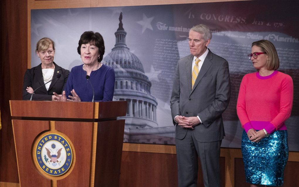 De Republikeinse senator uit Maine Susan Collins (2e van links) spreekt de media toe nadat de Senaat het wetsvoorstel ter bescherming van het homo- en interraciale huwelijk heeft goedgekeurd. beeld EPA, Michael Reynolds