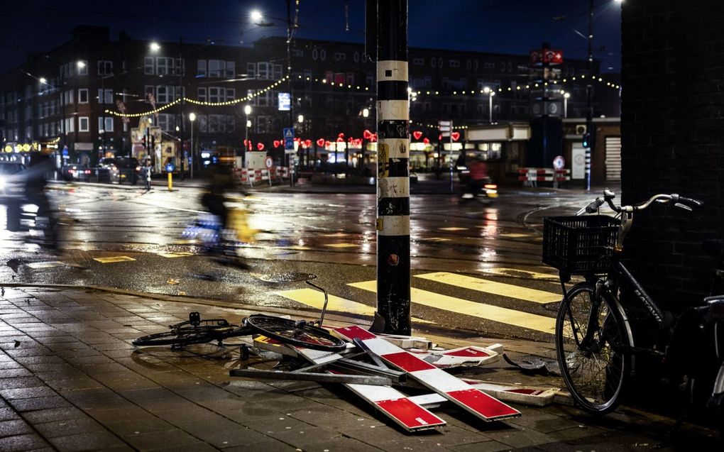 Omgevallen verkeersborden op het Mercatorplein in Amsterdam. De ME greep zondag in na onlusten rond de winst van Marokko op België tijdens het WK in Qatar. beeld ANP, Ramon van Flymen