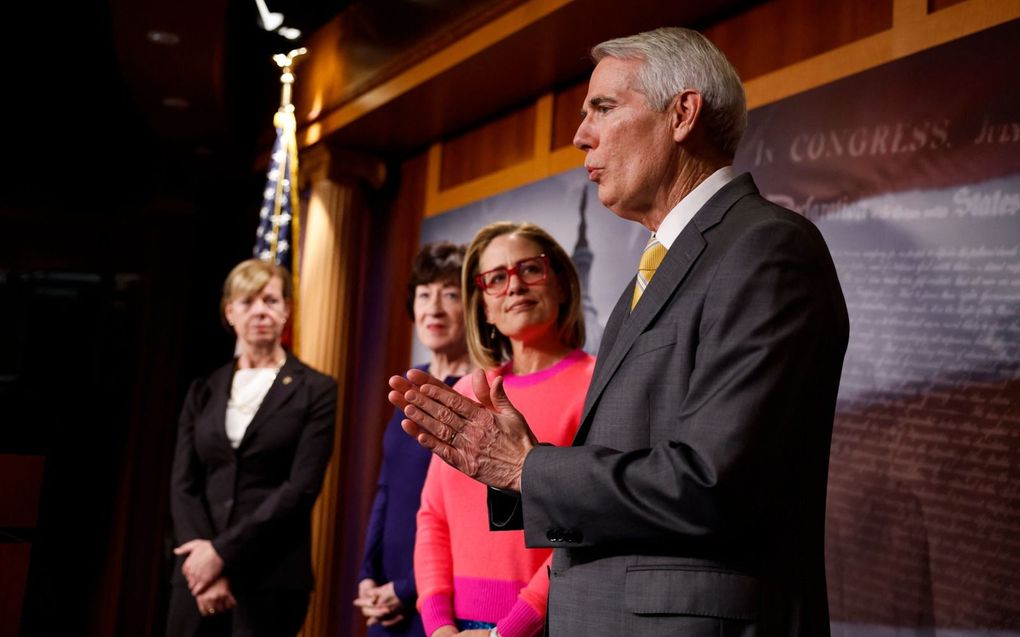 De Republikeinse senator Rob Portman (r.) spreekt tijdens een persconferentie na de stemming over de huwelijkswet. beeld AFP, Anna Moneymaker