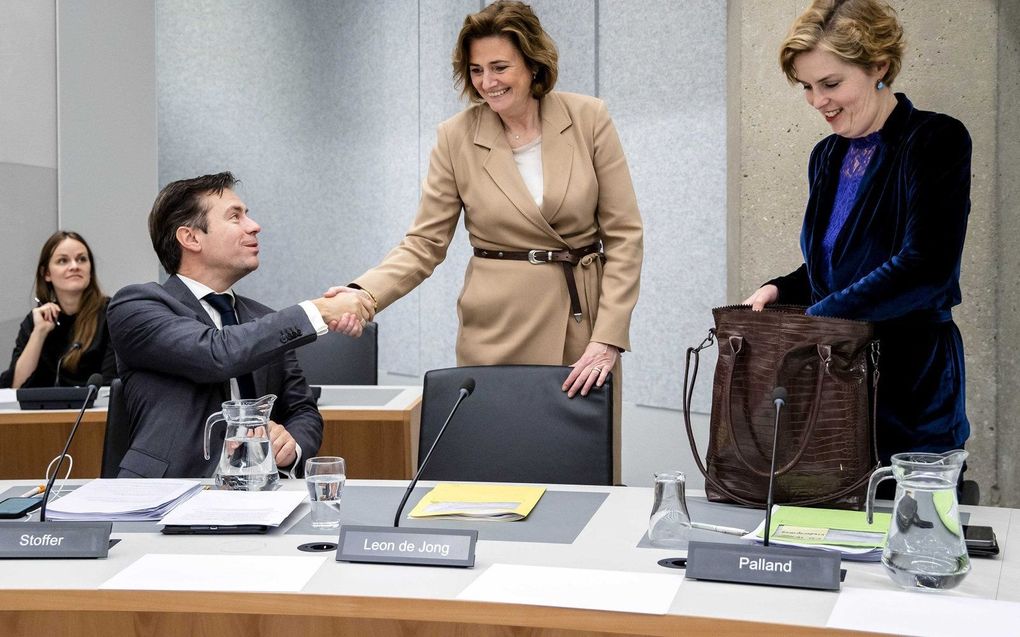 SGP-Kamerlid Chris Stoffer (l.) schudt de hand van minister Karien van Gennip (Sociale Zaken en Werkgelegenheid). beeld ANP, Sem van der Wal