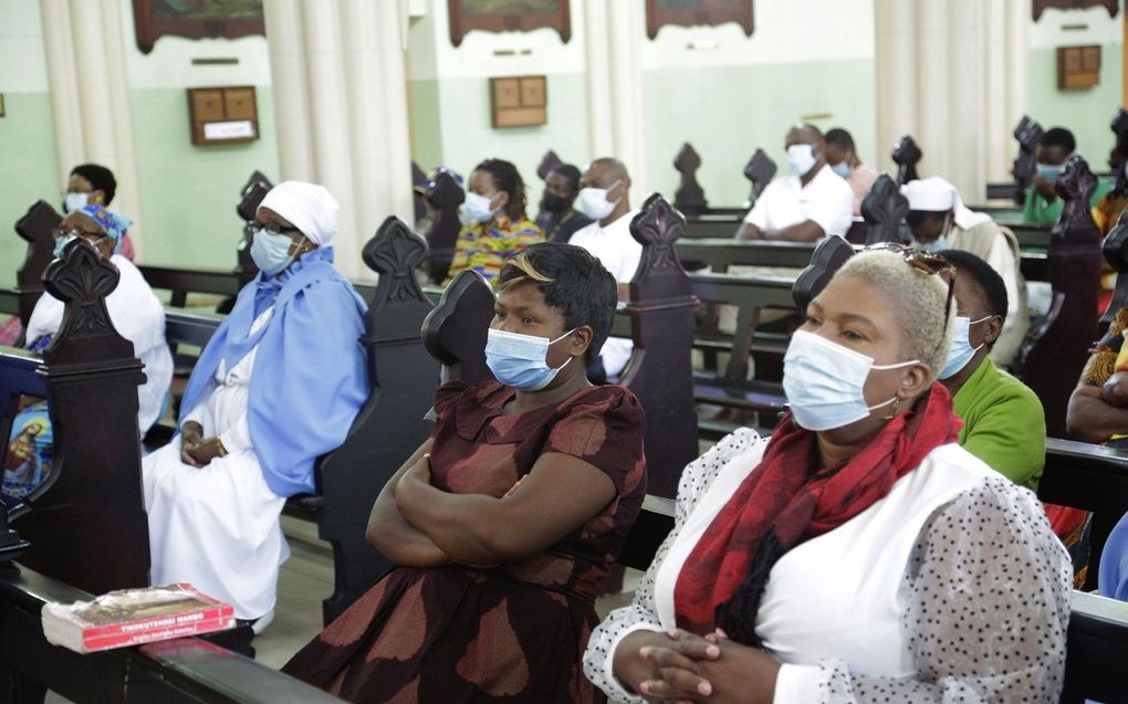 Kerkdienst in Zimbabwe. beeld EPA, Aaron Ufumeli