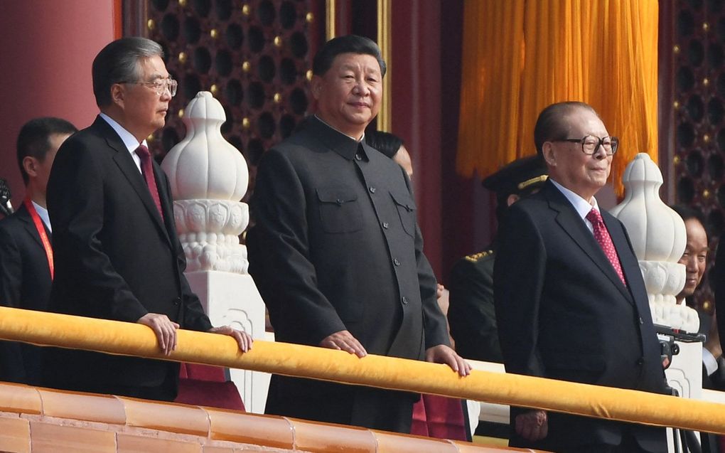 De Chinese president Xi Jinping (midden) woont een militaire parade bij met de voormalige presidenten Hu Jintao (links) en Jiang Zemin (rechts) op het Tiananmenplein in Peking op 1 oktober 2019, ter gelegenheid van de 70e verjaardag van de oprichting van de Volksrepubliek China. beeld AFP, Greg Baker