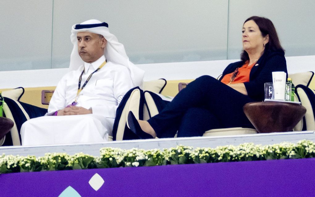 Minister Conny Helder van Sport (met speldje) tijdens de wedstrijd tussen Nederland en Qatar. beeld ANP, KOEN VAN WEEL