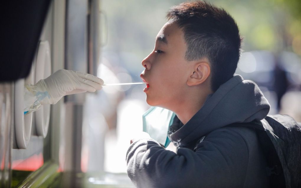 Een Chinese jongen ondergaat een coronatest. Door de pandemie is het brein van jongeren versneld verouderd. beeld EPA, Wu Hao
