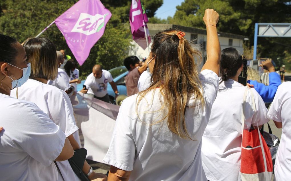 Zorgpersoneel van een ziekenhuis in Marseille protesteren tegen de aan hen opgelegde verplichte vaccinatie, augustus 2021. beeld Denis Thaust