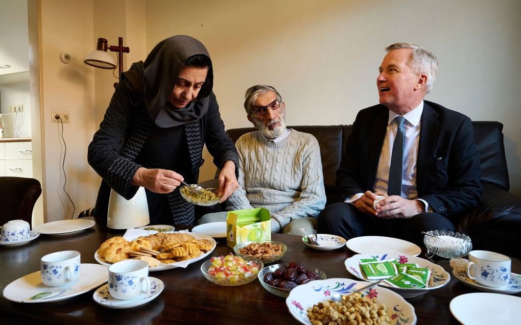 Staatssecretaris Eric van der Burg bezocht recent in Kampen de eerste tijdelijke opvangplek voor statushouders die via het project de Thuisgevers werd gerealiseerd. beeld Dick Vos