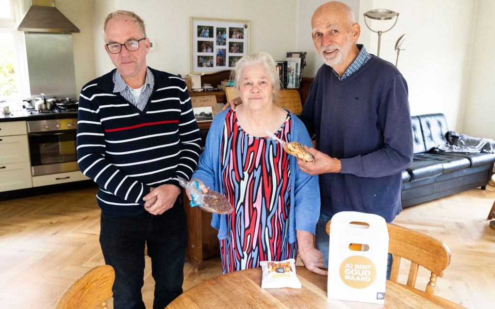 Freek Wilbrink (l.) uit Apeldoorn overhandigd zijn vrienden een notenpakket. „Ze zijn meer dan vrienden.”