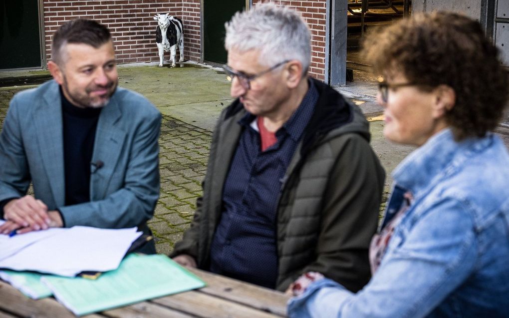 Gedeputeerde Geert Garbriëls (l.) tekende eerder deze maand met de rundveehouders Gert en Rianne Krol uit Weert een vrijwillig opkoopcontract. Limburg heeft in totaal 25 boeren uitgekocht. beeld ANP, Rob Engelaar