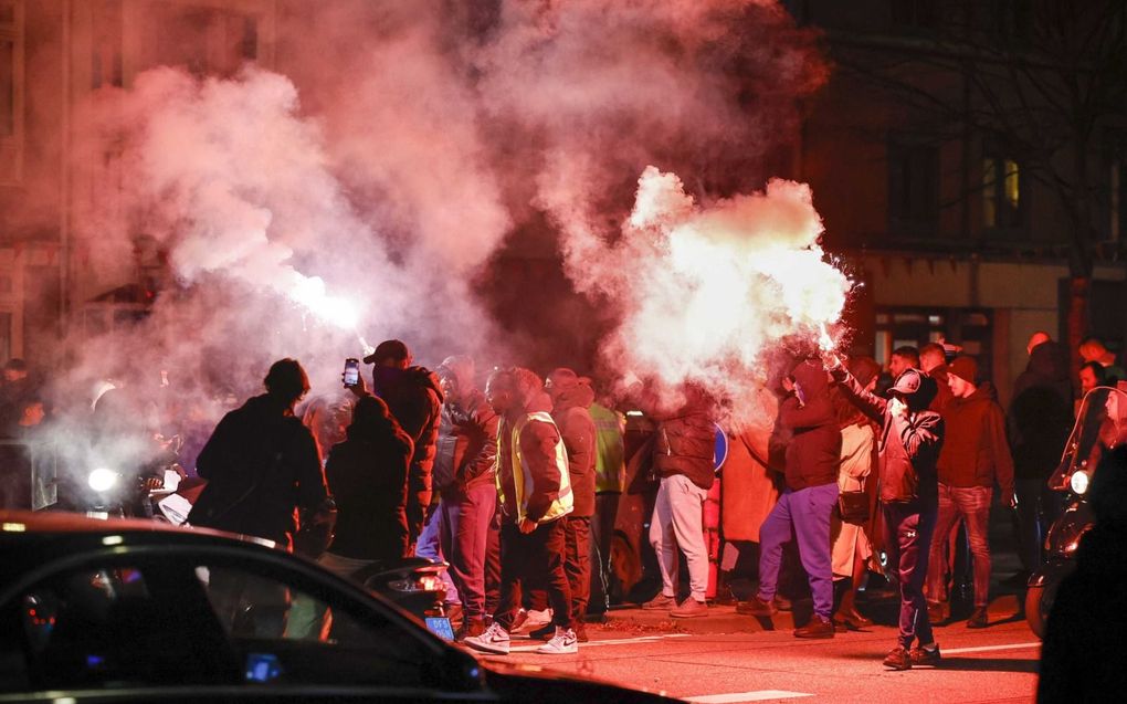 In Den Haag gingen supporters donderdag de straat op nadat Marokko op het WK voetbal had gewonnen van Canada. beeld ANP, Robin van Lonkhuijsen