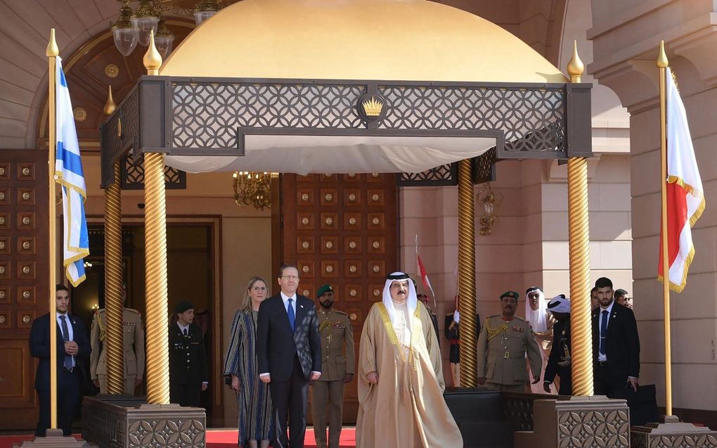 De koning van Bahrein, Hamad bin Isa al-Khalifa (r.), ontvangt de Israëlische president Isaac Herzog in de hoofdstad Manama. beeld AFP, Amos Ben-Gershom