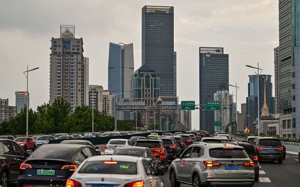 „Er zijn nu minder Chinezen dan vijftig jaar terug, maar het totale consumptieniveau ging met sprongen omhoog.” Foto: Shanghai. beeld AFP, Hector Retamal