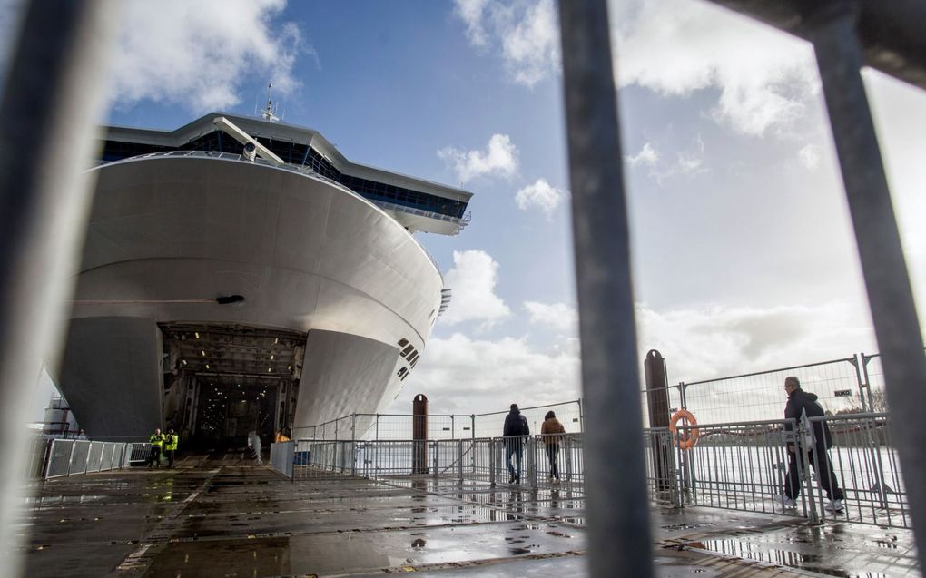 Het passagiersschip Silja Europa, aan de kade in Velsen-Noord, doet dienst als tijdelijke noodopvanglocatie voor maximaal duizend asielzoekers. beeld Eran Oppenheimer