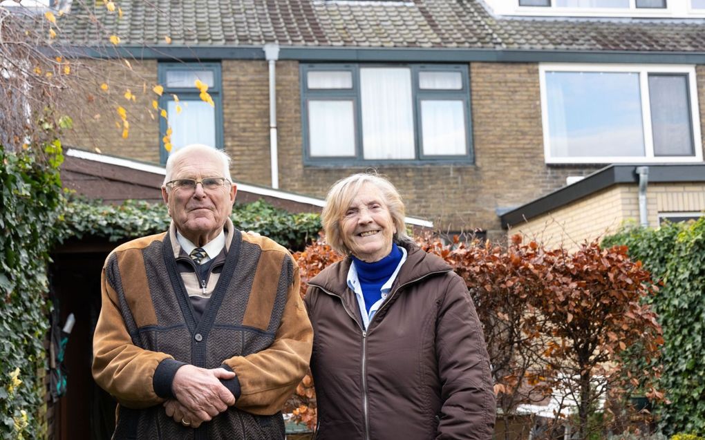 Het echtpaar Valkenburg voor hun tussenwoning in Pijnacker. beeld RD, Anton Dommerholt