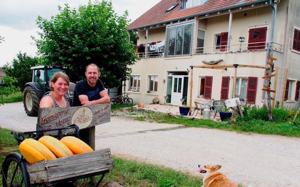 Aldert en Saskia Lozeman voor hun boerderij in de Franche-Comté. beeld Imco Lanting