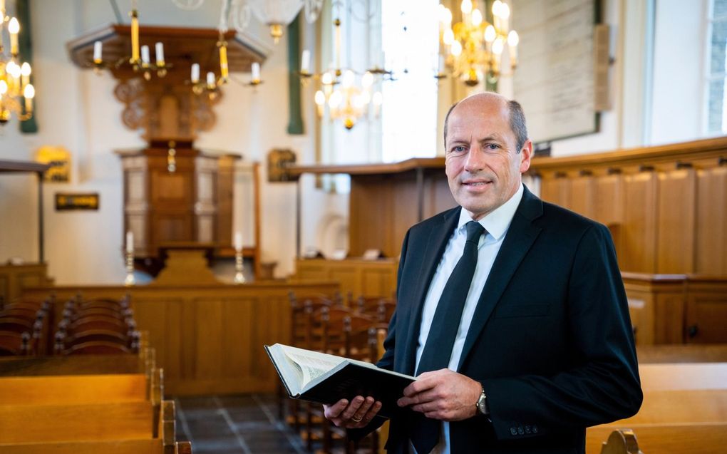 Ds. J.A. van den Berg in de hervormde kerk in Sint Anthoniepolder. beeld Cees van der Wal