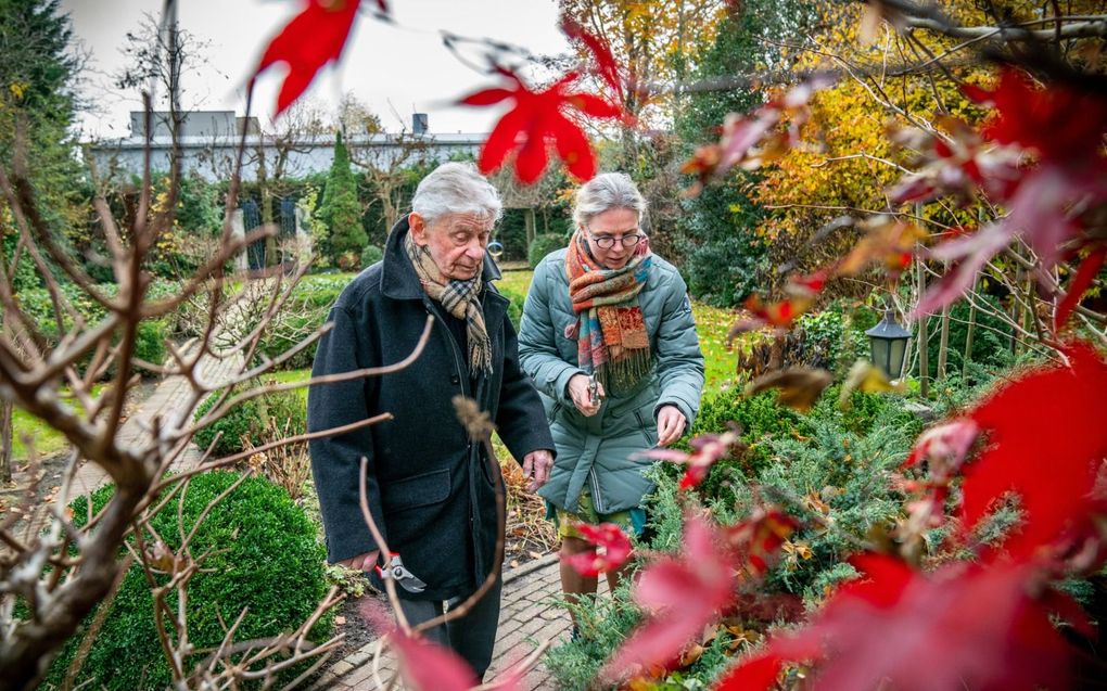 Vrijwilligster Margretha de Graaff bezoekt Jacco Baars elke week. Vaak gaan ze samen de tuin in om bloemen te bekijken.  beeld RD, Maikel Samuels​