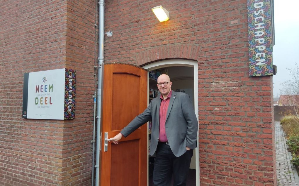 De hervormde predikant ds. A.L. Molenaar voor de kerk in Bruinisse. beeld Lies Molenaar