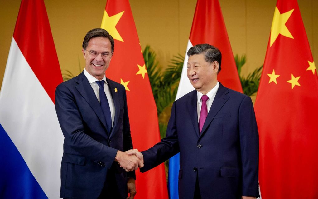 De Nederlandse premier Mark Rutte ontmoet op de G20 op Bali de Chinese president Xi Jinping. beeld ANP, Robin van Lonkhuijsen