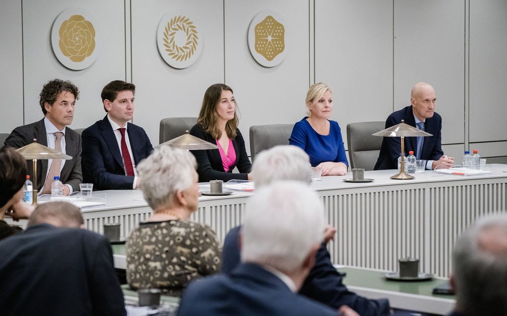 Jeroen van Wijngaarden (VVD), Jan Paternotte (D66), Corinne Ellemeet (Groenlinks), Attje Kuiken (PvdA) en Ernst Kuipers, minister van Volksgezondheid, Welzijn en Sport, tijdens een stemming over de abortuspil bij de huisart in de Eerste Kamer. beeld ANP, Bart Maat