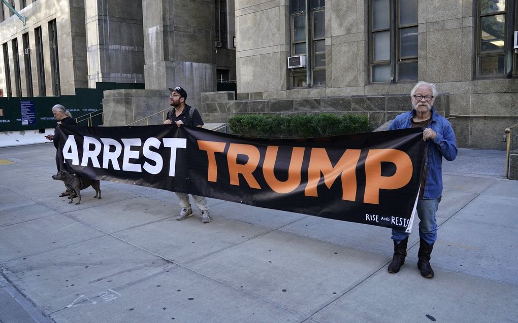 Demonstranten bij de rechtbank. beeld AFP, TIMOTHY A. CLARY