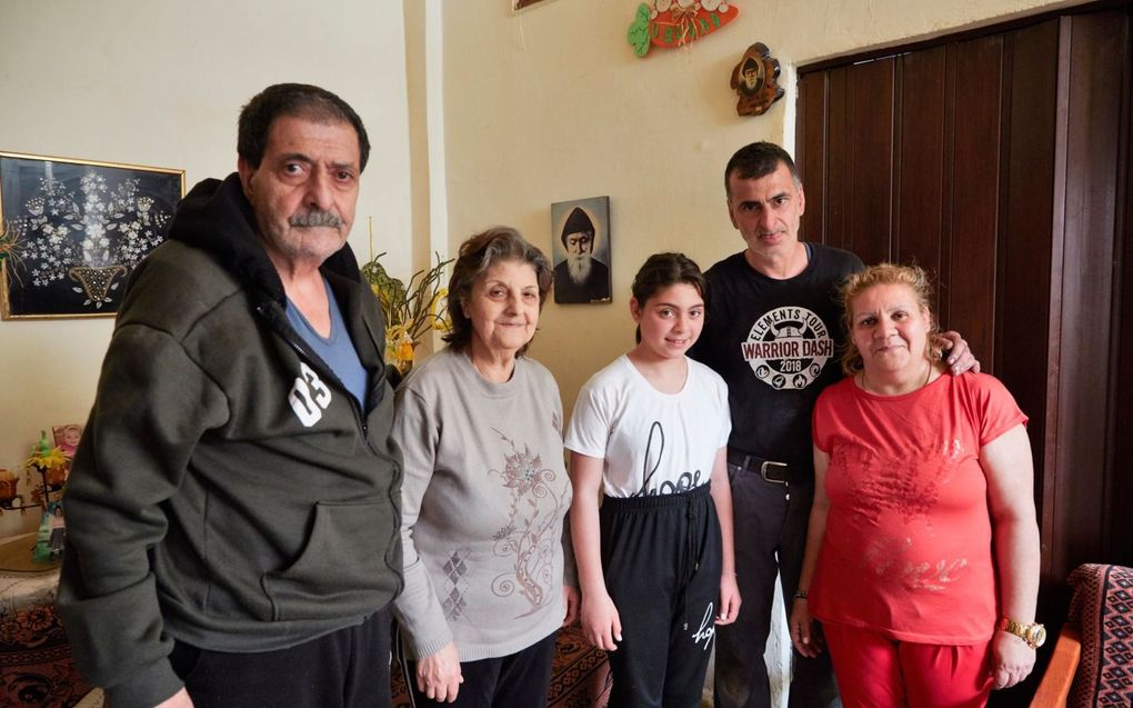 Het gezin Makhoushian, met links opa en oma, en rechts vader, moeder en hun dochter. Zoon Horhaness ontbreekt op deze foto. beeld Jaco Klamer​