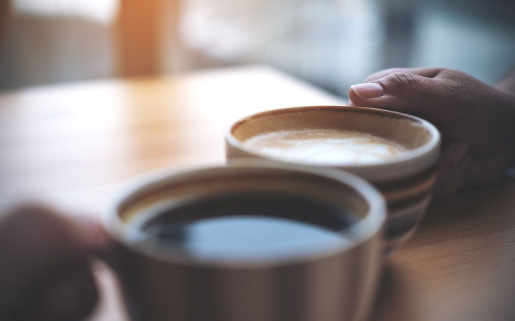 We hebben compassie en zorg overgedragen aan professionals, terwijl iemand soms alleen maar een schouder nodig heeft om op te leunen, een kop koffie en wat tijd samen. beeld iStock