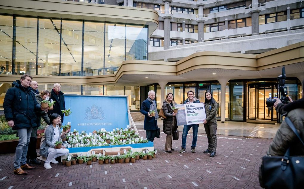 Piet Adema, minister van Landbouw, Natuur en Voedselkwaliteit, en Christianne van der Wal-Zeggelink, minister voor Natuur en Stikstof, tijdens een vergroeningsactie bij de Tweede Kamer. Bouwers, boeren, zorgverleners en banken, roepen het kabinet op om vooral door te pakken zoals geplant. beeld ANP, Bart Maat