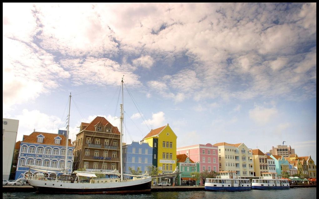 De haven van de Curaçaose hoofdstad Willemstad. Dinsdag oordeelde het gerechtshof dat op Aruba en Curaçao ook stellen van hetzelfde geslacht in het huwelijk moeten kunnen treden.  beeld RD, Henk Visscher