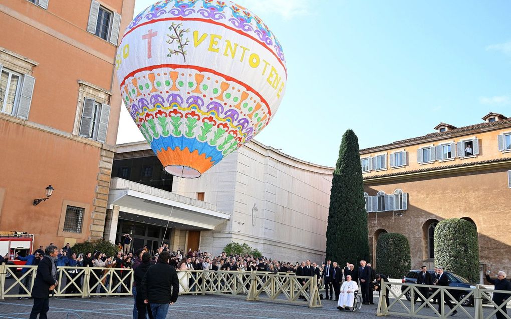 Paus Franciscus kijkt naar een heteluchtballon aangeboden door het Italiaanse eiland Ventotene aan het einde van de wekelijkse algemene audiëntie in Vaticaanstad. beeld EPA, ETTORE FERRARI