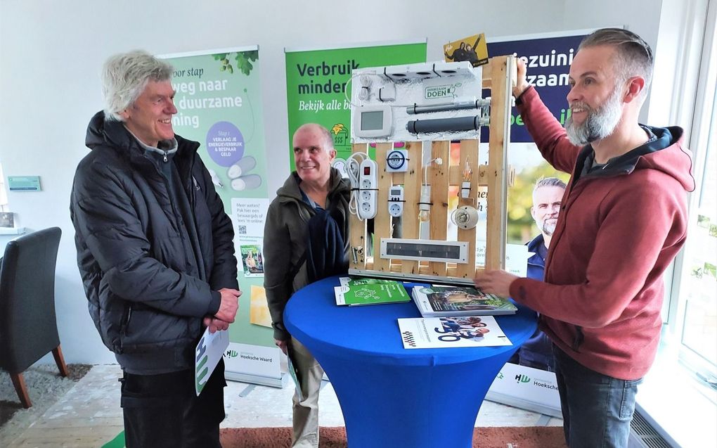 Reitsma (rechts) wijst in de Duurzame Doewoning mensen de weg naar energiebesparing. beeld Conno Bochoven