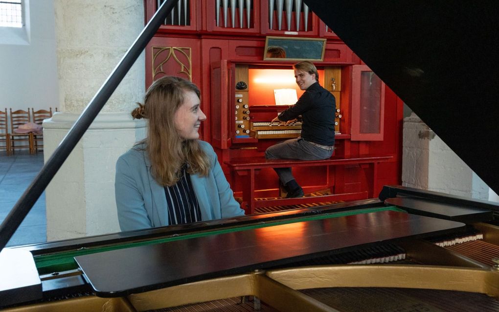 Mieke en Leendert Verduijn voeren af en toe pianoconcerten uit. Daarbij speelt Leendert de orkestpartij op orgel. Het koororgel in de Grote of Sint-Michaëlskerk in Oudewater leent zich daar uitstekend voor volgens het echtpaar.  beeld RD, Anton Dommerholt