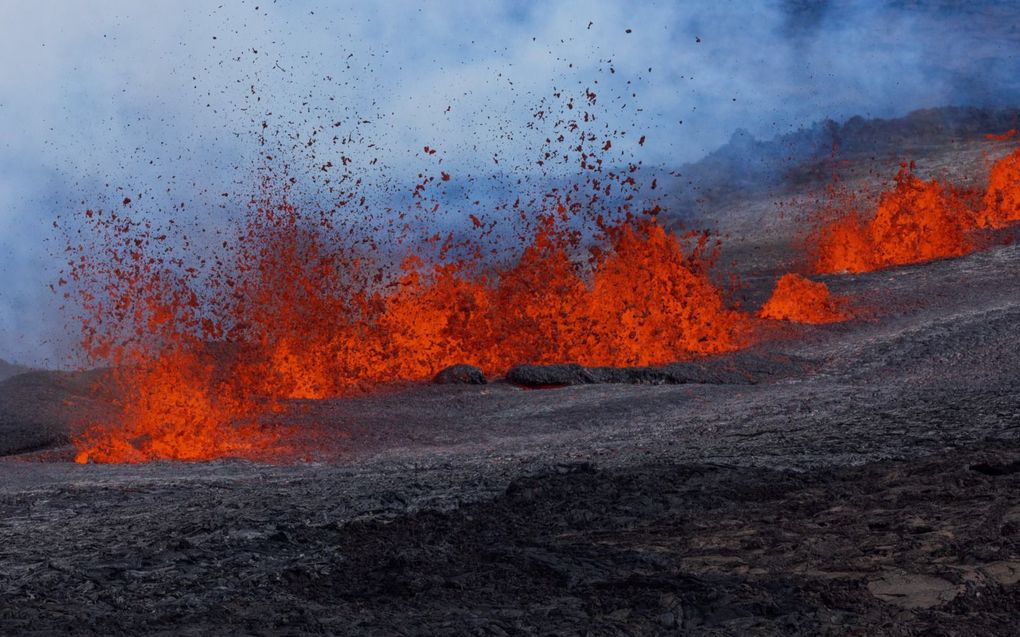 De Mauna Loa op Hawaï, de grootste actieve vulkaan ter wereld, blijft lava uitspuwen. Rivieren van lava stromen naar beneden. beeld EPA, Bruce Omori