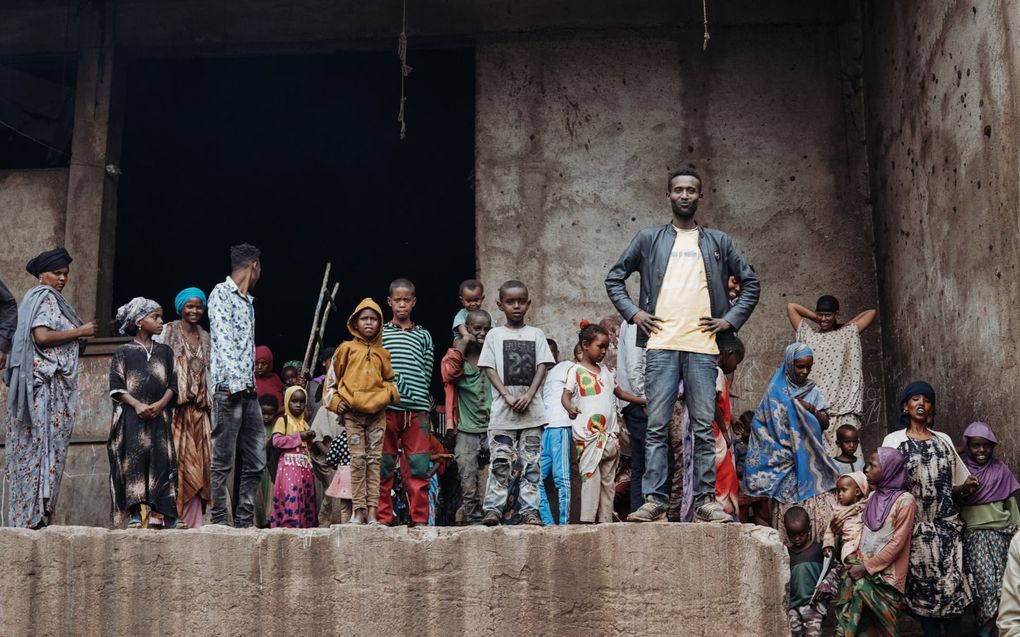 In het oosten van Ethiopië zijn ruim 800 mensen op de vlucht voor droogte en geweld neergestreken in een leegstaande betonnen loods, omdat het naastgelegen vluchtelingenkamp overvol zit en niemand meer toelaat. beeld ZOA, Lieuwe Siebe de Jong