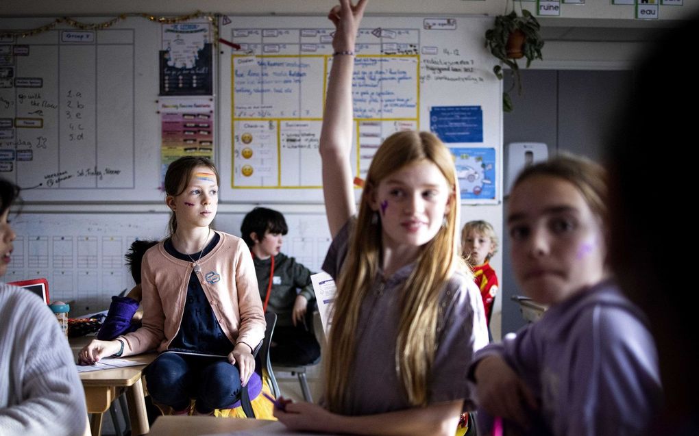 Leerlingen van de Katholieke Basisschool Stepping Stones in Utrecht krijgen les over gendergelijkheid in het kader van Paarse Vrijdag. beeld ANP, Ramon van Flymen