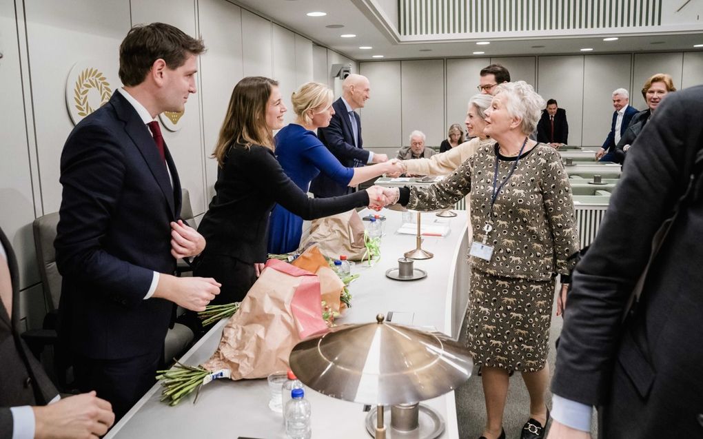 CDA-senator Greet Prins (m.) feliciteert de indieners van PvdA, GroenLinks, D66 en VVD met de aanvaarding van de wet over de abortuspil. beeld ANP, Bart Maat