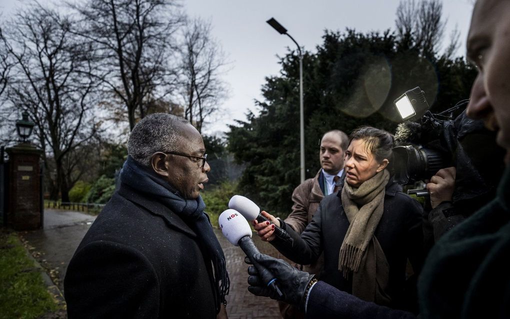 Johan Roozer (Surinaamse Nationaal Comite Herdenking Slavernij) vorige week bij aankomst op het Catshuis voor een gesprek over de excuses van het kabinet voor het Nederlandse slavernijverleden. beeld ANP, REMKO DE WAAL