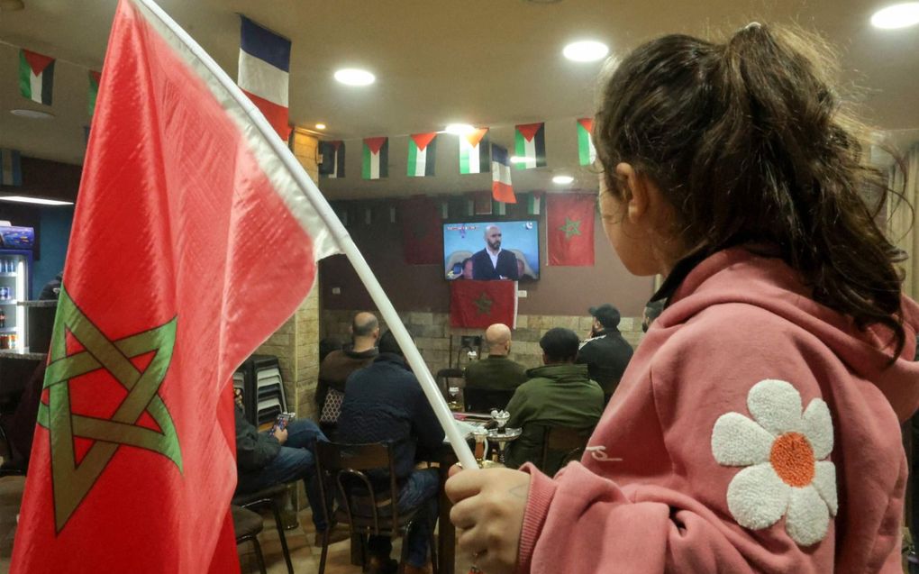 Een Palestijns meisje zwaait met de Marokkaanse vlag in Hebron. beeld AFP, Hazem Bader