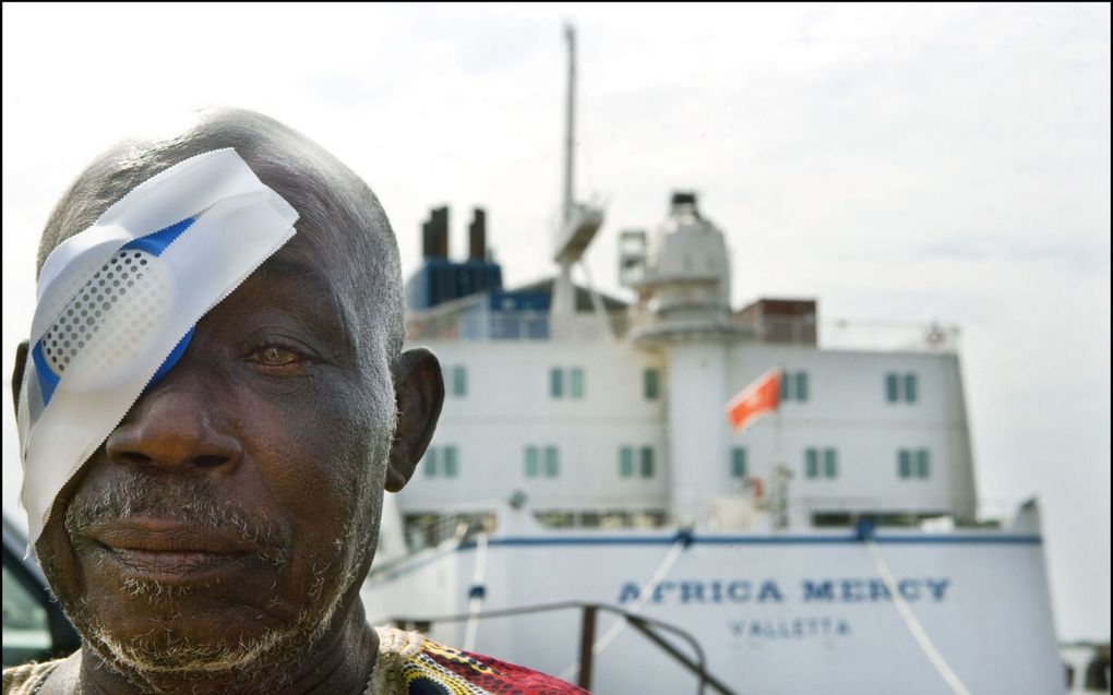 Een Liberiaanse man met staar bij het hospitaalschip van Mercy Ships. beeld ANP, Robin Utrecht